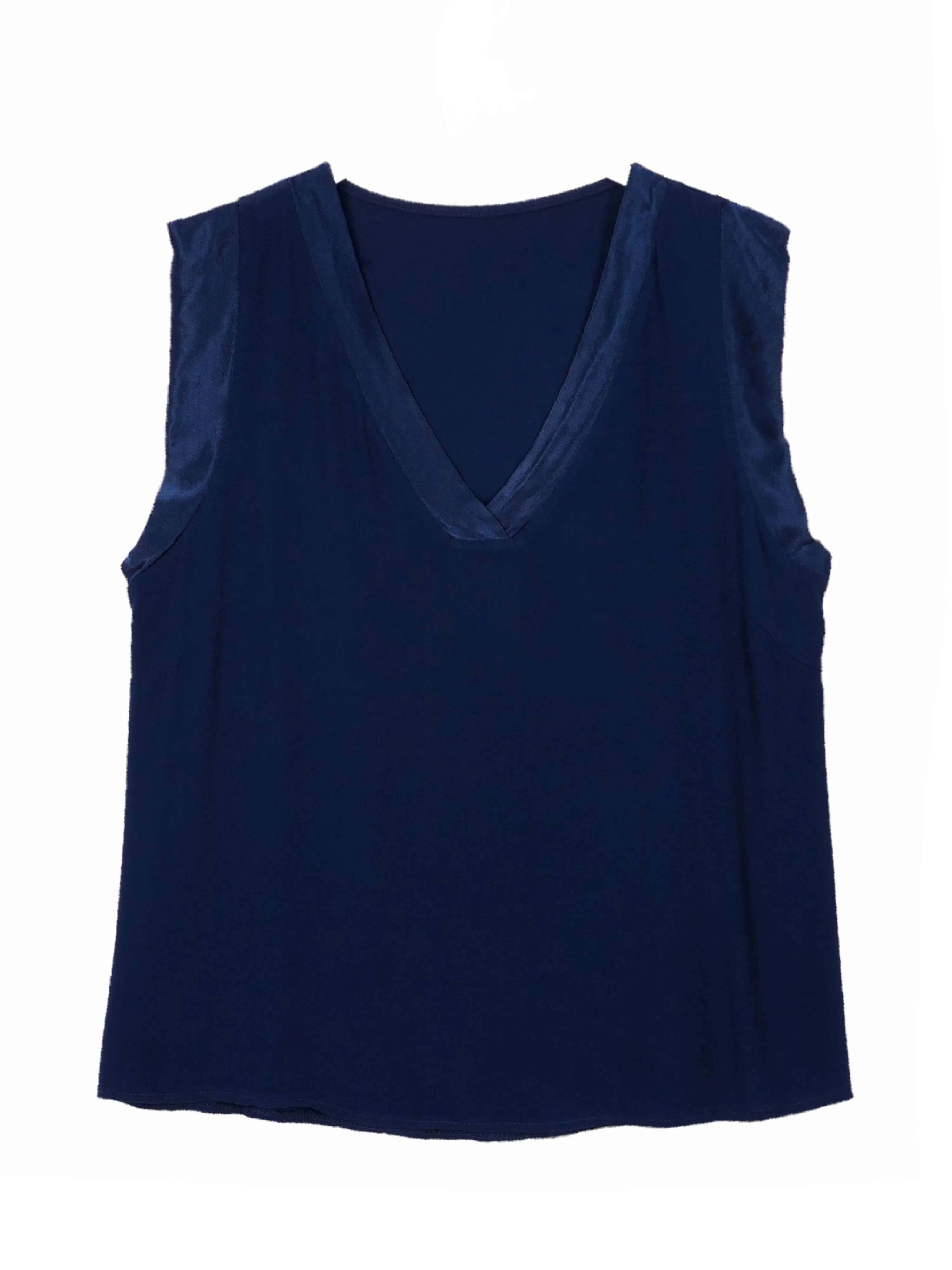 FLATTERING V TOP